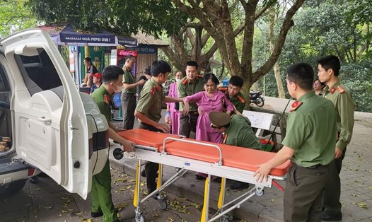 Lực lượng Công an tại Đền Hùng đã kịp thời sơ cứu, đưa bà Lựu đi cấp cứu. Ảnh: Công an tỉnh Phú Thọ.