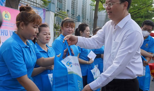 Ông Nguyễn Hồ Hải - Phó Bí thư Thành ủy TP Hồ Chí Minh, tặng quà cho nữ 
công nhân tại ngày hội. Ảnh: Phương Ngân