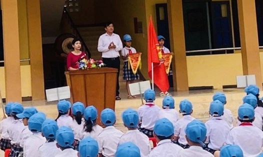 Hiệu trưởng Phan Anh Tuấn nhận lỗi, xin lỗi toàn thể học sinh, giáo viên nhà trường, đại diện cha mẹ học sinh. Ảnh: Cộng tác viên