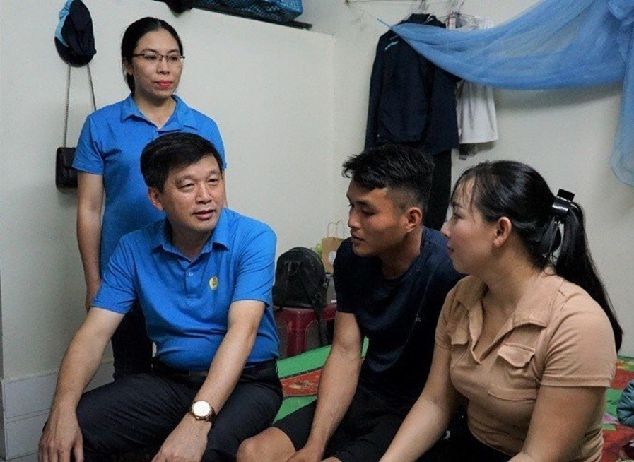 Chủ tịch LĐLĐ tỉnh Nghệ An Kha Văn Tám và Phó Chủ tịch Công đoàn Khu kinh tế Đông Nam Nghệ An Trần Thị Nguyệt tìm hiểu cuộc sống công nhân tại khu nhà trọ. Ảnh: Thanh Tùng