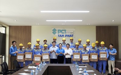 Hướng tới Tháng công nhân, LĐLĐ tỉnh Cao Bằng đã tổ chức tặng quà, hỗ trợ nhiều người lao động có hoàn cảnh khó khăn trên địa bàn. Ảnh: Thanh Hương.