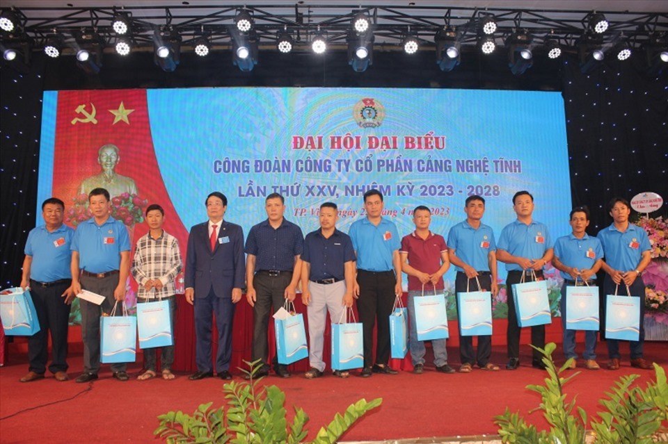 Lãnh đạo Công đoàn Tổng Công ty Hàng hải Việt Nam trao quà cho đoàn viên khó khăn. Ảnh: Chu Linh