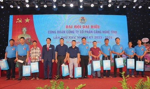 Lãnh đạo Công đoàn Tổng Công ty Hàng hải Việt Nam trao quà cho đoàn viên khó khăn. Ảnh: Chu Linh
