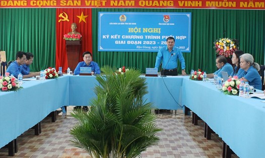 Chủ tịch LĐLĐ tỉnh Hậu Giang Nguyễn Văn Bảy phát biểu tại hội nghị. Ảnh: Văn Sỹ