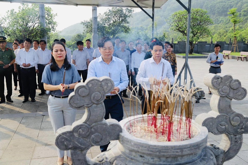 Lãnh đạo huyện Cẩm Xuyên dâng hương tại khu mộ cố Tổng Bí thư Hà Huy Tập. Ảnh: Ngọc Long.