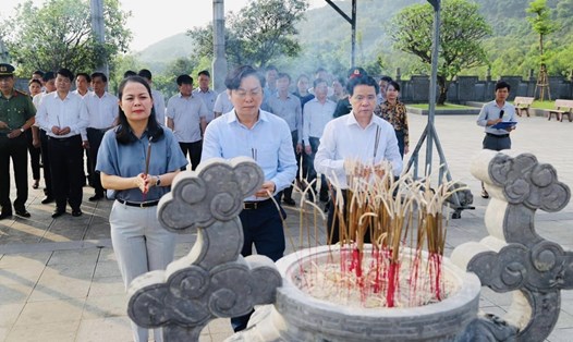 Lãnh đạo huyện Cẩm Xuyên dâng hương tại khu mộ cố Tổng Bí thư Hà Huy Tập. Ảnh: Ngọc Long.