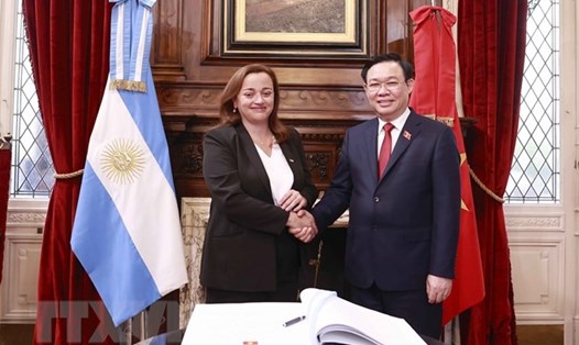Chủ tịch Quốc hội Vương Đình Huệ và Chủ tịch Hạ viện Cộng hòa Argentina Cecilia Moreau. Ảnh: TTXVN