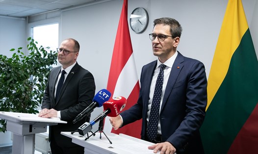 Bộ trưởng Năng lượng Lithuania Dainius Kreivys (phải) trong một cuộc họp báo. Ảnh: Bộ Năng lượng Lithuania