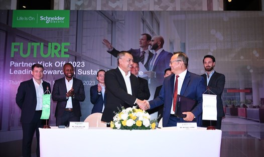 Ông Đồng Mai Lâm - Tổng Giám Đốc Schneider Electric Việt Nam & Campuchia (bên trái) ký kết hợp tác cùng Đại diện Asia Clean Capital Việt Nam (bên phải). Ảnh: Doanh nghiệp cung cấp