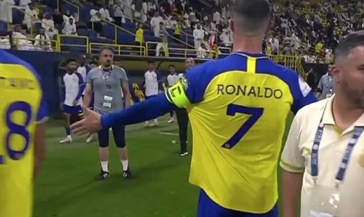 Ronaldo nổi cáu với ban huấn luyện Al Nassr.   Ảnh: Cắt từ clip