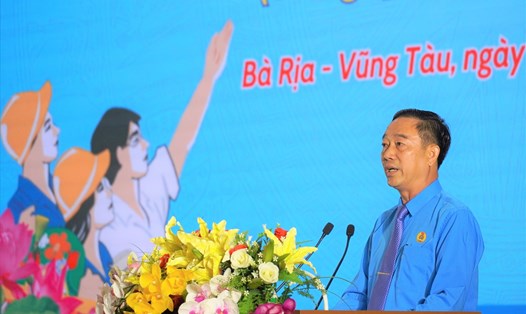 Ông Lê Văn Hòa - Chủ tịch LĐLĐ tỉnh phát biểu khai mạc Tháng Công nhân 2023. Ảnh: Thành An