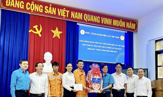 Lãnh đạo Công đoàn Điện lực Việt Nam tặng quà đoàn viên nhân dịp Tháng Công nhân 2023. Ảnh: Công đoàn Điện lực Việt Nam