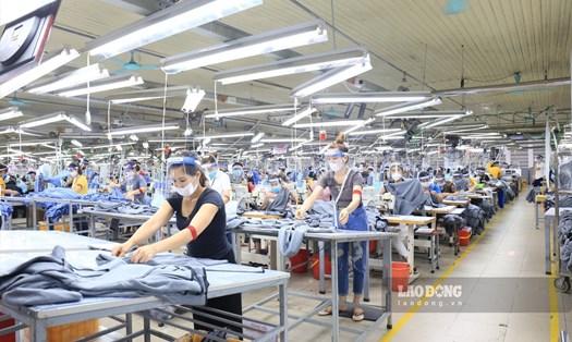Công nhân làm việc trong khu công nghiệp ở Bắc Giang. Ảnh: Nguyễn Kế