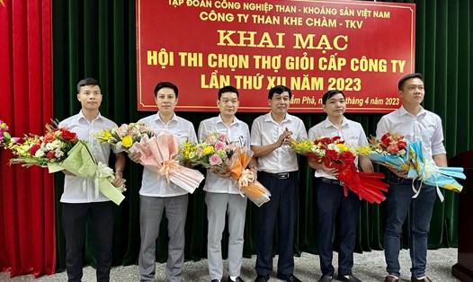 Chủ tịch Công đoàn Công ty Than Khe Chàm - Nguyễn Duy Thái tặng hoa chúc mừng các thí sinh. Ảnh: Truyền thông TKV