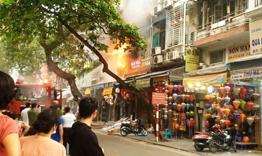 Cháy nhà dân trên phố Hàng Mã ngày 20.4. Ảnh Công an cung cấp