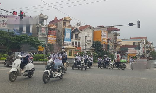 Tình trạng học sinh tại Ninh Bình vô tư đi xe máy có dung tích xi-lanh trên 50 cc tới trường diễn ra khá phổ biến. Ảnh: Diệu Anh.