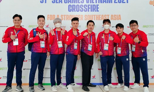 Huấn luyện viên Dương Vi Khoa (thứ 4 từ phải sang) và các vận động viên tại SEA Games 31. Ảnh: Facebook nhân vật