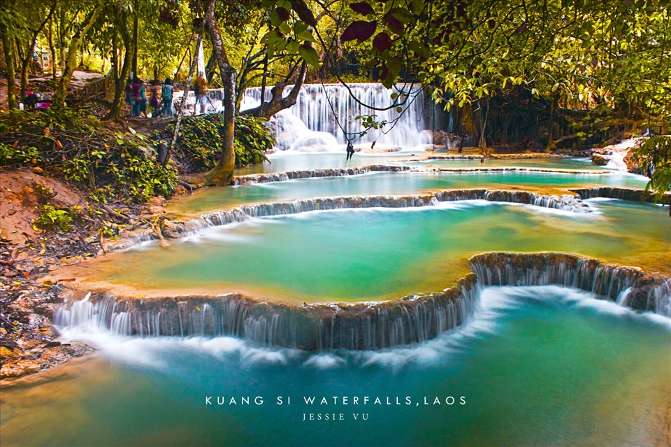 Thác nước Kuang Si có màu xanh ngọc bích ở Lào. Ảnh: Jessie Vu
