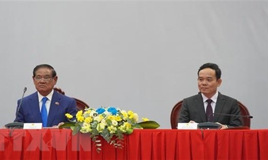 Phó Thủ tướng Chính phủ Trần Lưu Quang (phải) và Phó Thủ tướng, Bộ trưởng Bộ Nội vụ Vương quốc Campuchia Samdech Krolahom Sar Kheng đồng chủ trì hội nghị. Ảnh: TTXVN