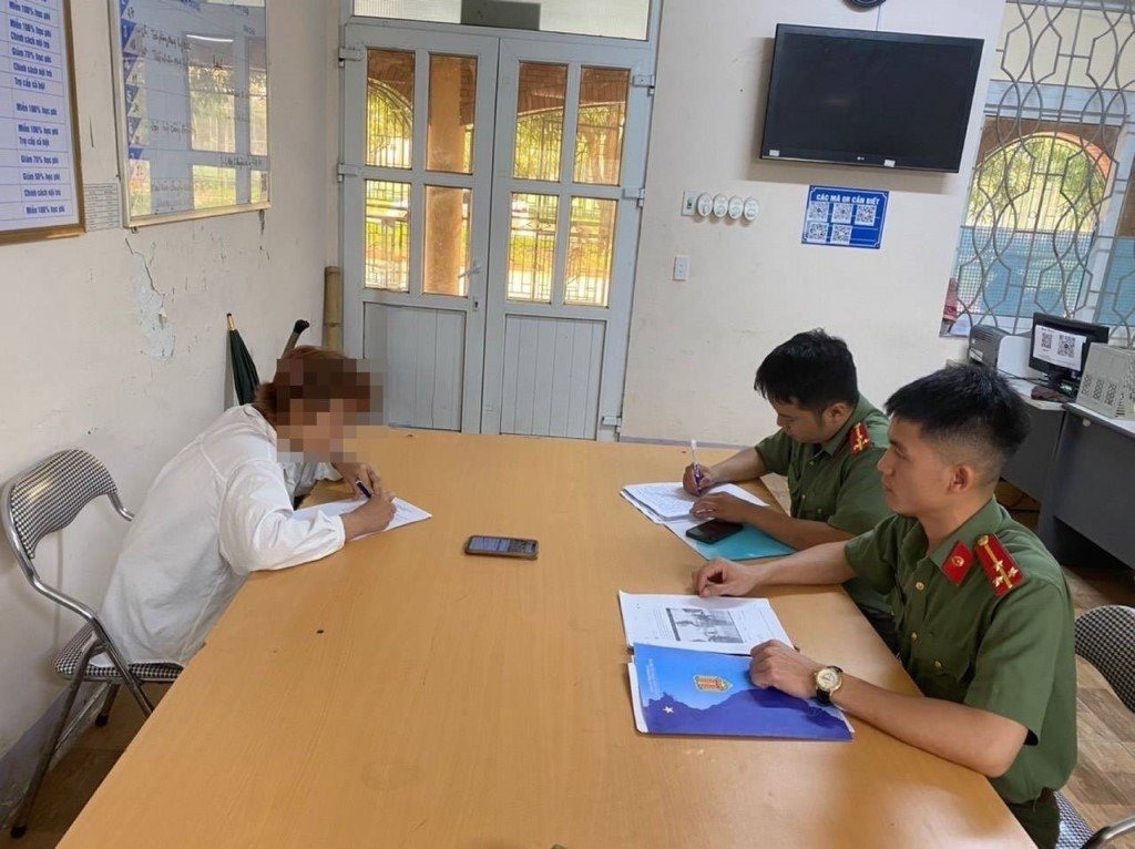 Công an làm việc với đối tượng kích động bạo lực trên mạng xã hội. Ảnh: Công an Nghệ An