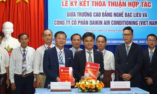 Đại điện Trường Cao đẳng Nghề Bạc Liêu và Cổ phần Daikin Air Conditioning (Việt Nam) ký kết thỏa thuận hợp tác. Ảnh: Nhật Hồ