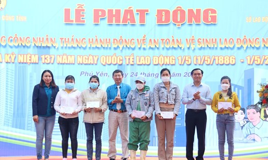 LĐLĐ tỉnh Phú Yên, Quỹ XHTT Tấm lòng Vàng trao hỗ trợ cho đoàn viên khó khăn tại lễ phát động Tháng Công nhân 2023. Ảnh: Hoài Luân