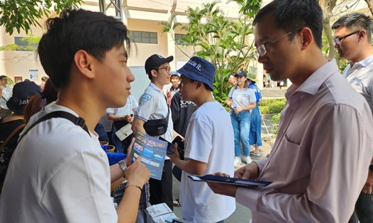Sinh viên Đà Nẵng tiếp cận với các doanh nghiệp ngay tại trường để hiểu rõ về nghề nghiệp tương lai. Ảnh: Thùy Trang
