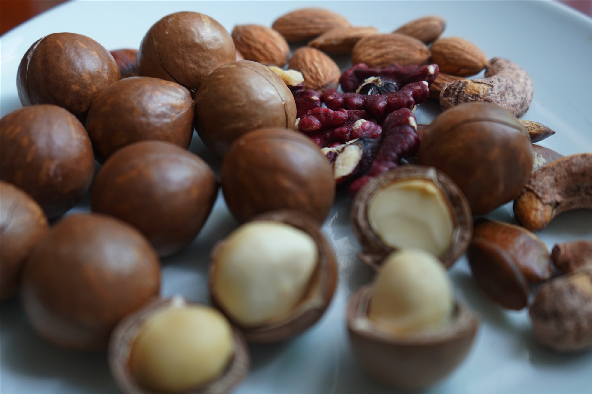 Mang theo đồ ăn nhẹ lành mạnh như trái cây, các loại hạt và ngũ cốc nguyên hạt để duy trì mức năng lượng. Ảnh: Thanh Thanh