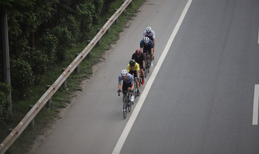 Đoàn xe đạp phóng trên làn đường 80km/h của ôtô trên đường Võ Nguyên Giáp. Ảnh: Hữu Chánh