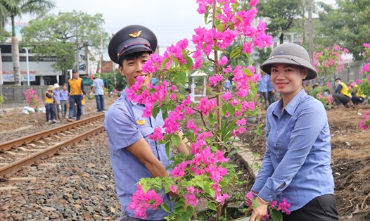 Công ty Cổ phần Đường sắt Phú Khánh phát động phong trào đường tàu- đường hoa. Ảnh: Phương Linh