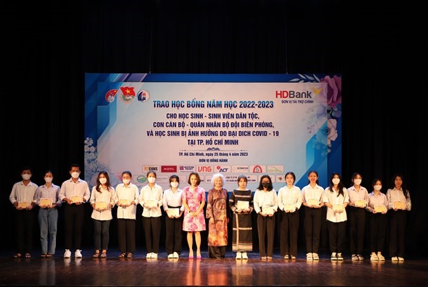 Trao học bổng cho các em học sinh, sinh viên là người dân tộc thiểu số. Ảnh: TTXVN