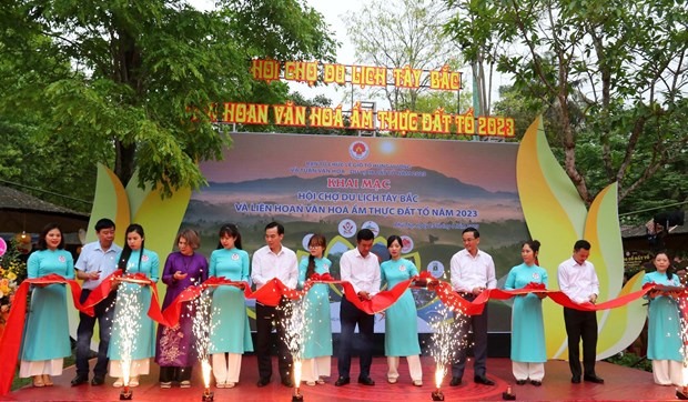 Lễ cắt băng khai mạc Liên hoan Văn hóa ẩm thực Đất Tổ. Ảnh: TTXVN