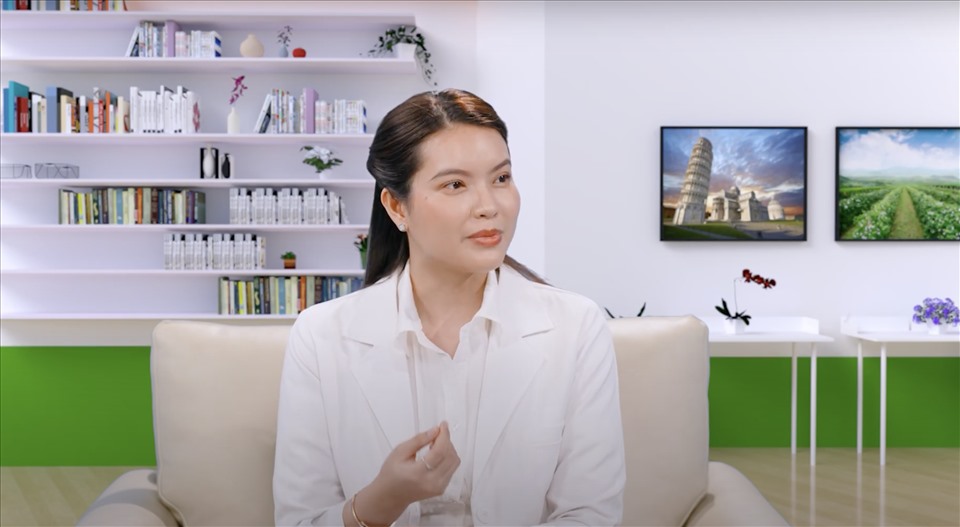 Bác sĩ Trâm tư vấn cách phân biệt ung thư da và bệnh da liễu. Ảnh: Bee