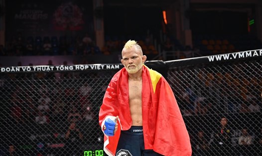 Robson Oliveira ngỡ ngàng khi nhận kết quả thua trong trận đấu hạng 60 kg tại LION Championship 05 tối 22.4. Ảnh: MMA Việt Nam