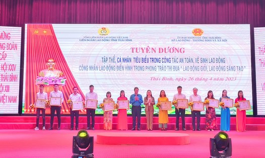 Lãnh đạo Tổng Liên đoàn Lao động Việt Nam và lãnh đạo UBND tỉnh Thái Bình trao bằng khen cho công nhân lao động. Ảnh: Trung Du