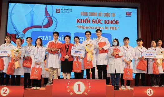 PGS.TS.BS Lâm Hoài Phương (ở giữa) trao giải cho các đội thi đạt giải cao. Ảnh: HIU