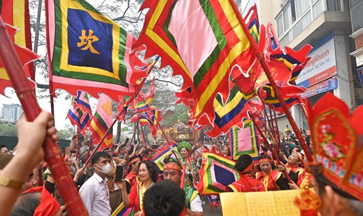 Nghi thức "đấu thần" được phục dựng tại lễ hội Chùa Láng sau 70 năm thất truyền.