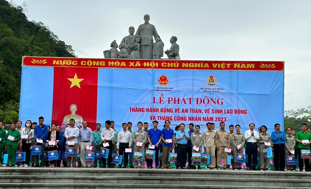 Công nhân viên chức lao động có hoàn cảnh khó khăn nhận quà tại lễ phát động. Ảnh: Hà Phương