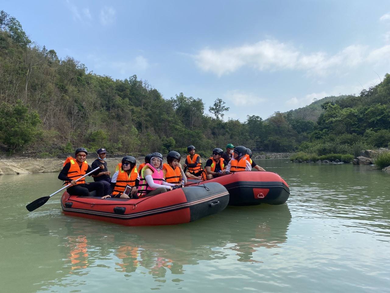 Du khách tham quan, trải nghiệm ở Cụm thác Gia Long, Dray Nur, Dray Sap tỉnh Đắk Lắk. Ảnh: Bảo Trung