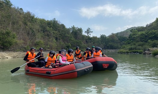 Du khách tham quan, trải nghiệm ở Cụm thác Gia Long, Dray Nur, Dray Sap tỉnh Đắk Lắk. Ảnh: Bảo Trung