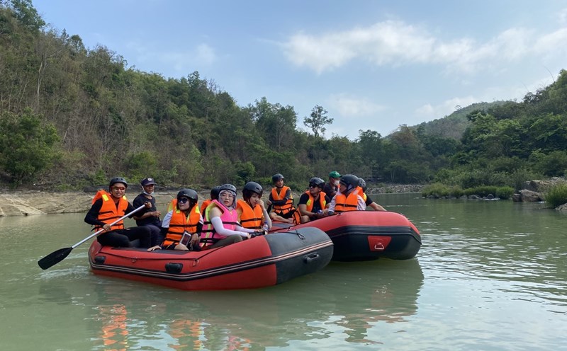 Du khách tham quan, trải nghiệm ở Cụm thác Gia Long, Dray Nur, Dray Sap tỉnh Đắk Lắk. Ảnh: Bảo Trung