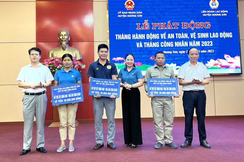 Trao hỗ trợ làm 3 nhà Mái ấm công đoàn tại lễ phát động Tháng Công nhân ở huyện Hương Sơn. Ảnh: Công đoàn Hà Tĩnh