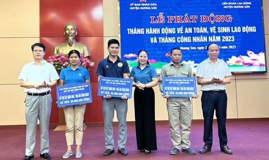 Trao hỗ trợ làm 3 nhà Mái ấm công đoàn tại lễ phát động Tháng Công nhân ở huyện Hương Sơn. Ảnh: Công đoàn Hà Tĩnh