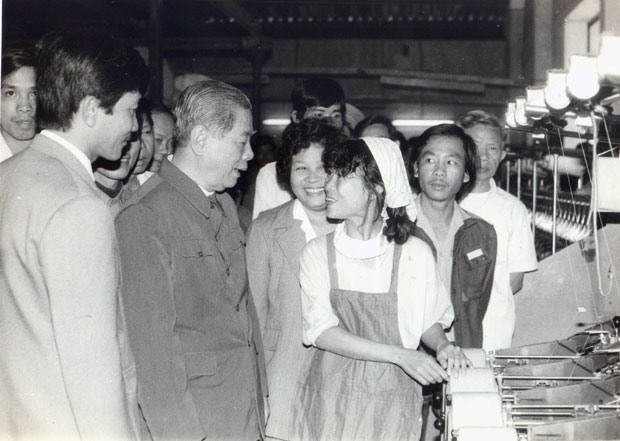 Tổng Bí thư Nguyễn Văn Linh thăm Nhà máy Dệt 29-3 (ngày 18.2.1989). Ảnh: Ngọc Hợi/HNM