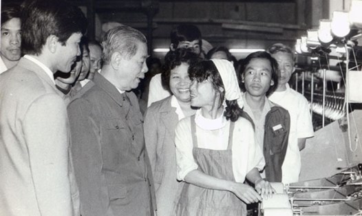 Tổng Bí thư Nguyễn Văn Linh thăm Nhà máy Dệt 29-3 (ngày 18.2.1989). Ảnh: Ngọc Hợi/HNM