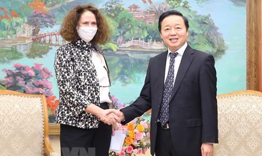 Phó Thủ tướng Trần Hồng Hà và bà Carolyn Turk - Giám đốc Quốc gia Ngân hàng Thế giới tại Việt Nam. Ảnh: TTXVN