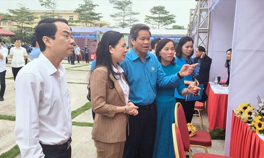 Lãnh đạo Tổng LĐLĐVN, lãnh đạo tỉnh Thái Bình tham quan các gian trưng bày. Ảnh: Trung Du