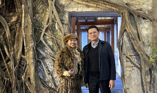 GS Thái Kim Lan (trái) bên cây bồ đề mọc hoang ở Trung tâm Liên văn hoá ở đường Bạch Đằng, thành phố Huế. Ảnh: Tường Minh