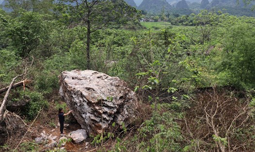 Tảng đá lớn bằng chiếc ôtô từ mỏ đá BMC chỉ cách nhà dân vài chục mét. Ảnh: Minh Nguyễn.