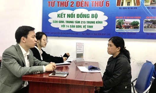 Người lao động tìm việc làm tại Trung tâm Dịch vụ việc làm Hà Nội. Ảnh: Hương Nha